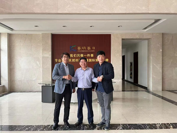 deepening-international-cooperation-and-writing-a-new-chapter-in-common-development-shaoxing-kede-and-xiade-new-material-co-ltd-warmly-receives-multinational-client-delegation-01.jpg